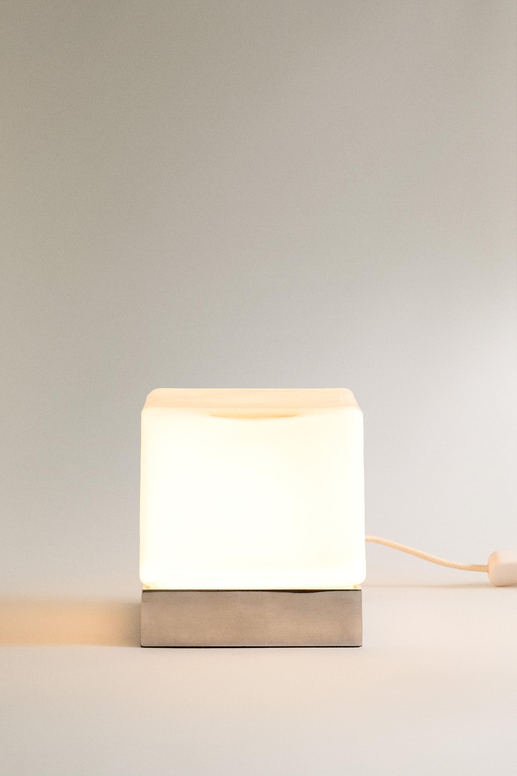 GLASS CUBE TABLE LAMP